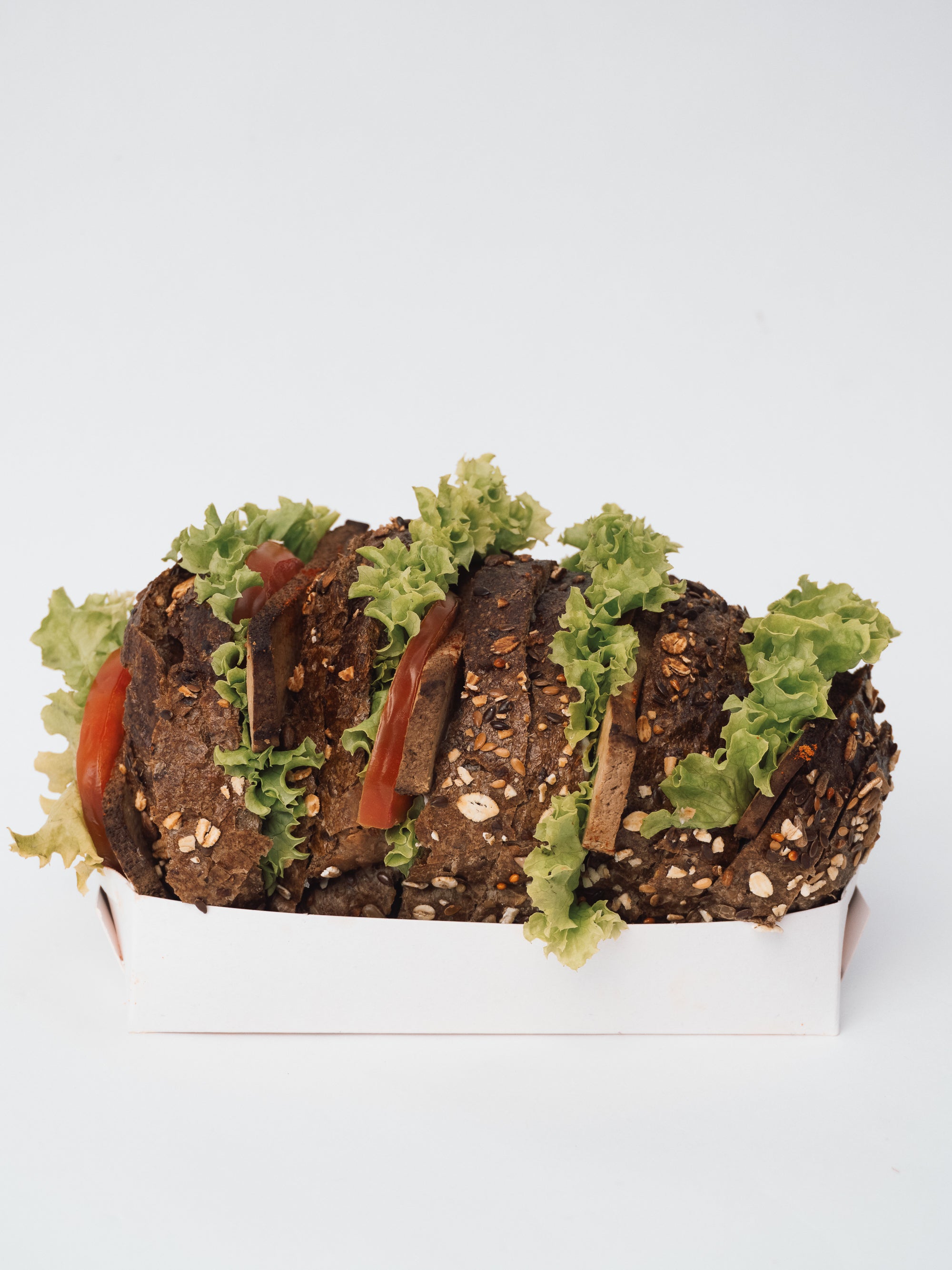 Zestaw kanapek w chlebie z tofu
