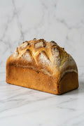 Chleb francuski z formy, brązowy bochenek z chrupiącą skórką, ujęcie z boku