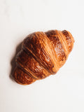 Maślany rogalik croissant, złotobrązowy, warstwowe płatki